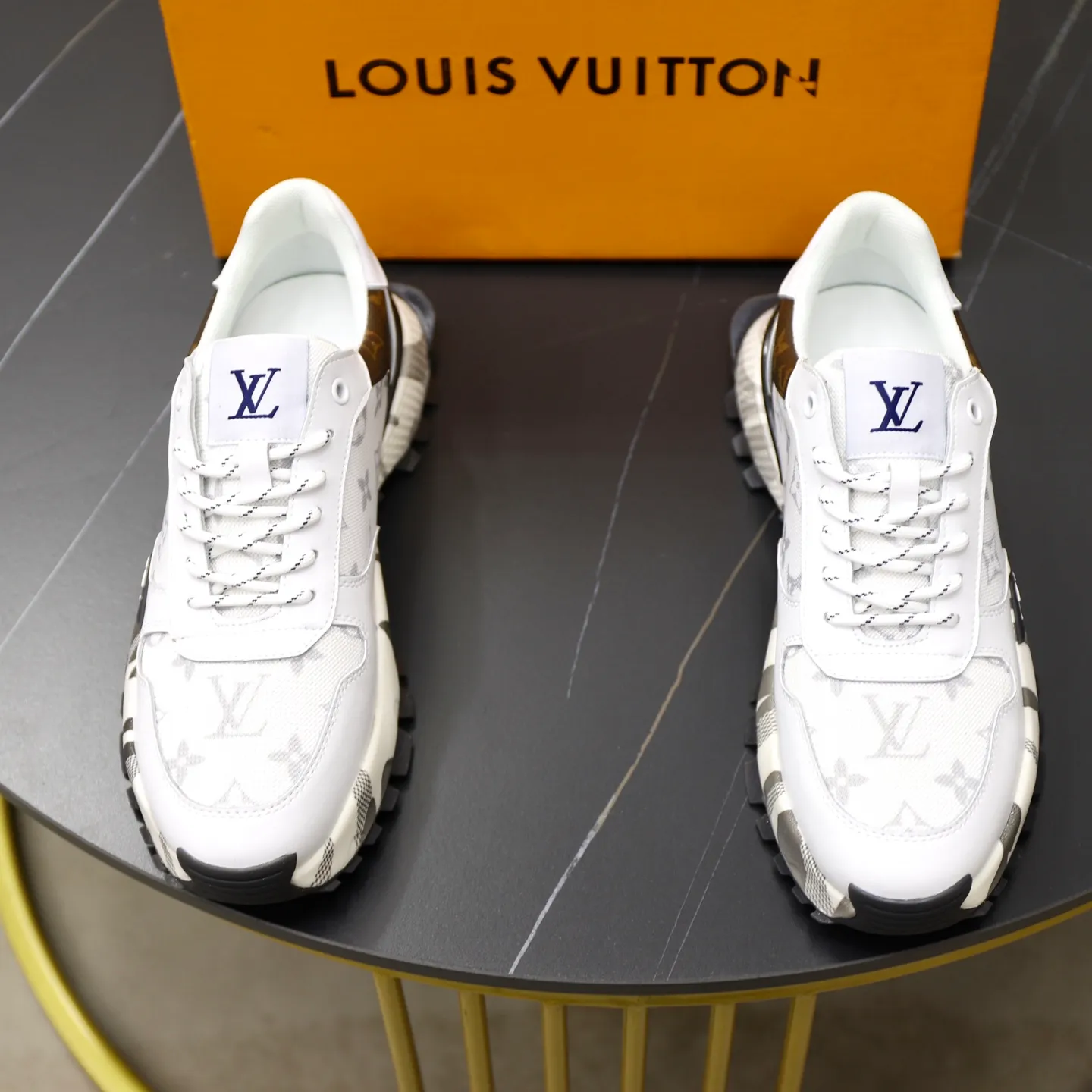 Ex-factory price: 462💰🙅‍♂️🙅‍♂️🙅‍♂️ Brand: LV Louis Vuitton Standard code: 38-44 (45 customized) Grade: Same as the official website Material: Original material spliced with brand cloth Comfortable and breathable lining Lightweight and wear-resistant sports outsole Style category: Men's fashionable casual shoes Running sneakers Distinguished luxury brand elements Top luxury Color: actual picture color